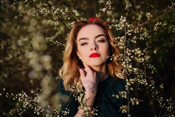 How to Select a Sophisticated Boat Neck Top for a Professional Headshot?